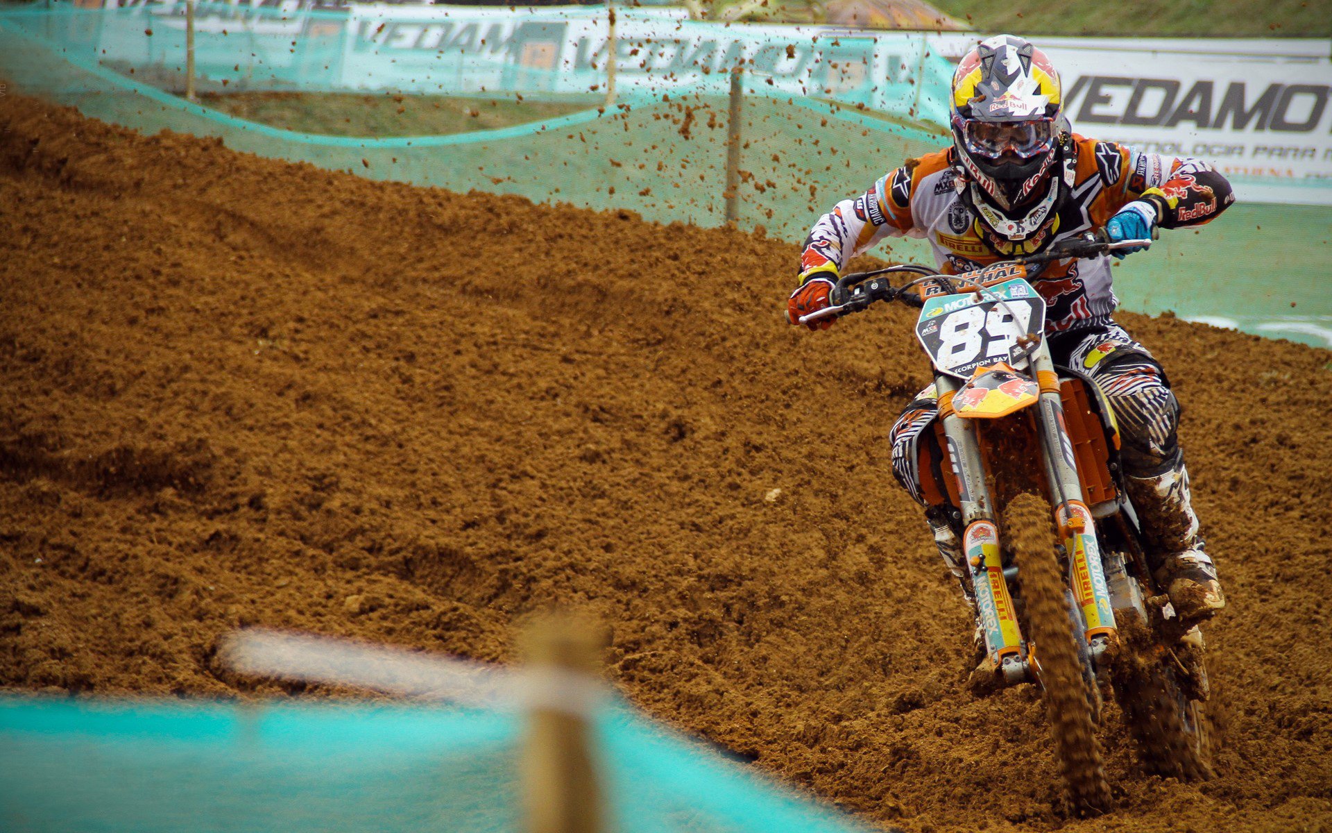 冠军球队球员参与公益拍卖筹款支持基层体育设施,冠军球场